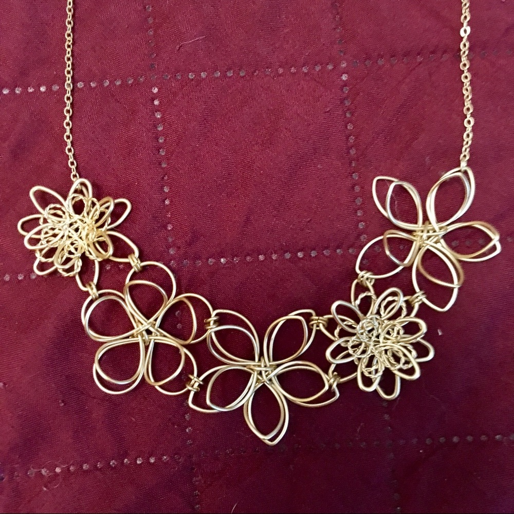 SOLD🎖🆕 LOFT Gold Floral Statement Necklace - Picture 6 of 8